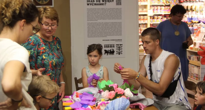 Wakacyjne weekendy z ludowym rękodziełem w Łowiczu nadal trwają