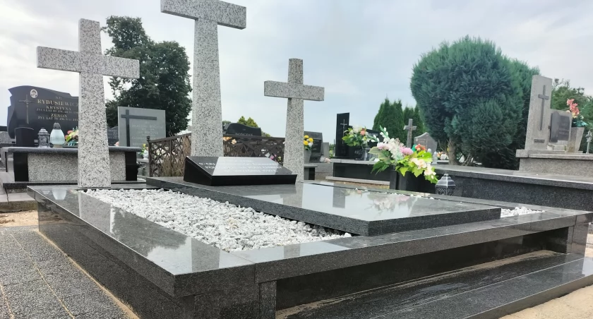 Odnowiono mogiłę żołnierzy Wojska Polskiego na cmentarzu w Bąkowie Górnym (foto)