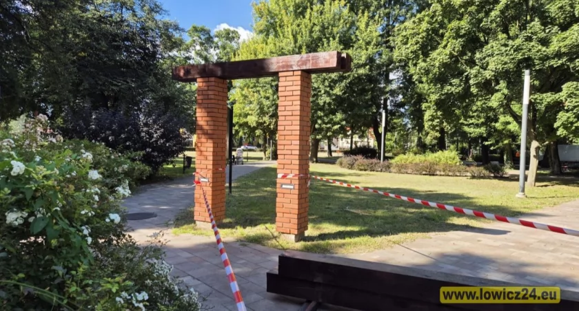 Mała architektura w parku Mickiewicza po remoncie (foto)