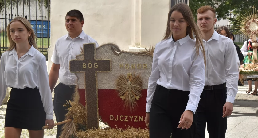Kłosy, kwiaty i modlitwa. Parafialne dożynki w Bazylice katedralnej (foto,film) 
