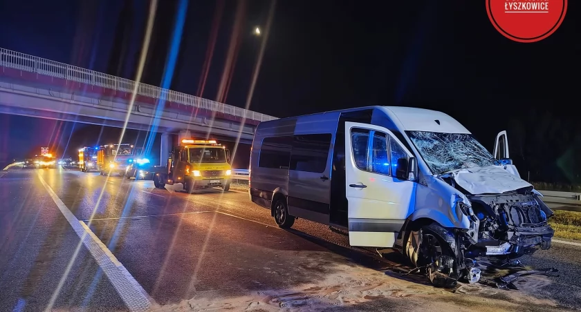 Nocny wypadek na autostradzie A2 pod Łowiczem (foto)