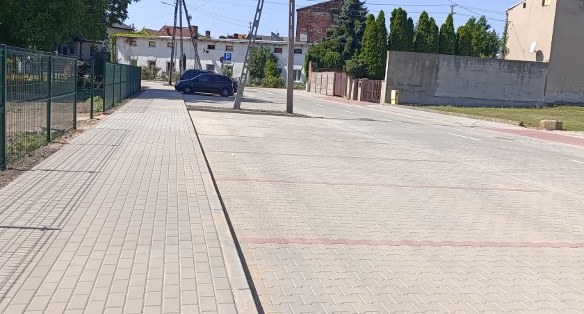Ulica Konopackiego w Łowiczu po remoncie. Nowa nawierzchnia i dodatkowe miejsca parkingowe (foto)