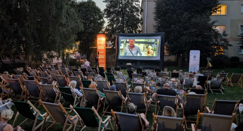 Integracyjne kino pod chmurką na osiedlu Dąbrowskiego już w piątek