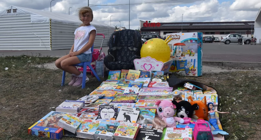 Nauka przedsiębiorczości przez zabawę. Dzieci sprzedają swoje skarby (foto)