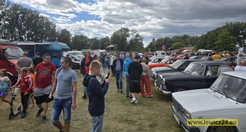 Łowicz stolicą klasycznej motoryzacji. Setki aut na Błoniach (foto)