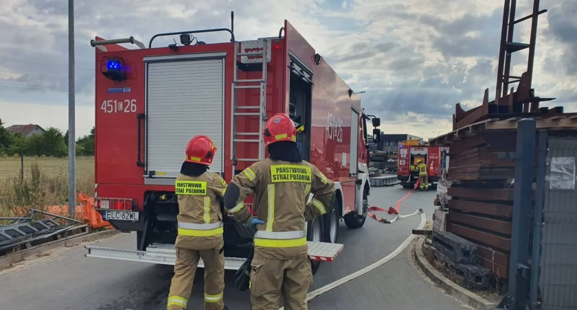 Strażacy z Łowicza ćwiczyli w jednym z zakładów produkcyjnych (foto)