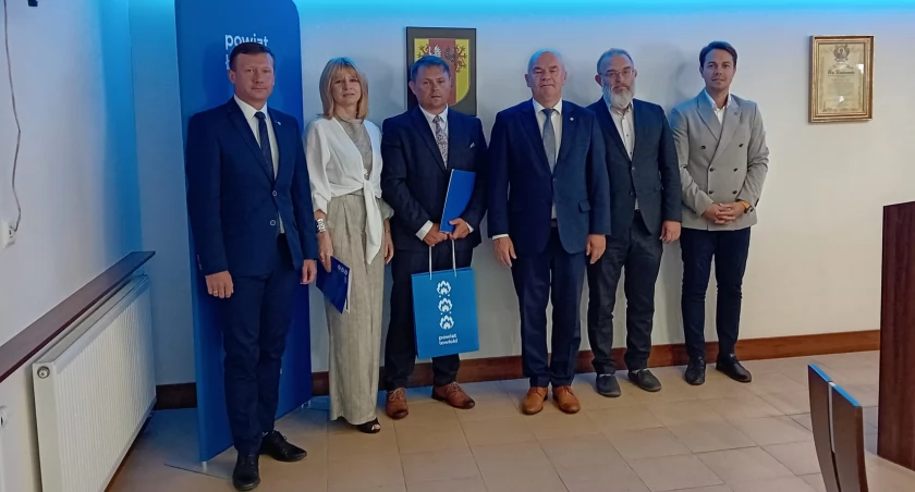 Wyjątkowy początek Sesji! Powiat docenił ich sukcesy w edukacji i sporcie!