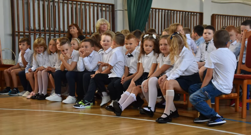 Inauguracja roku szkolnego w łowickiej „Czwórce” pełna radości i symboli (foto,film)