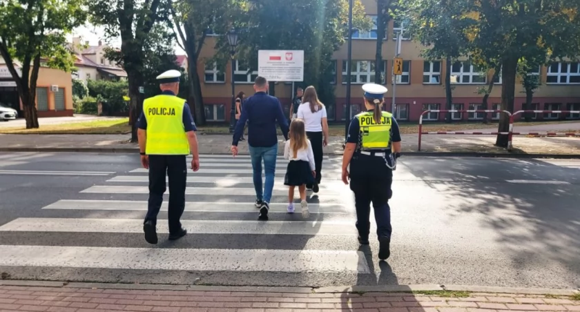 „Bezpieczna droga do szkoły”. Policjanci czuwają nad najmłodszymi (foto)