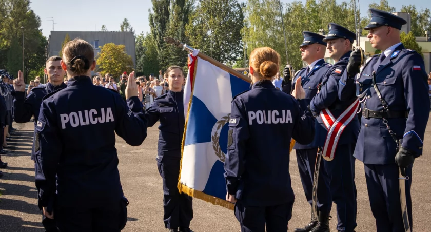 Nowi policjanci zasilili szeregi łowickiej komendy (foto)