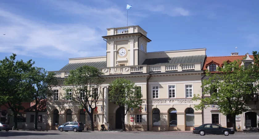 Sprzedaż mieszkań komunalnych w Łowiczu. Ile wniosków wpłynęło? Kiedy pierwsze umowy?