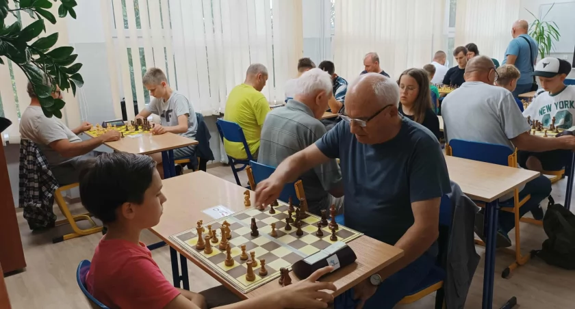 Międzypokoleniowa rywalizacja szachistów w Łowiczu. Znamy zwycięzców 7. turnieju blitza (foto)