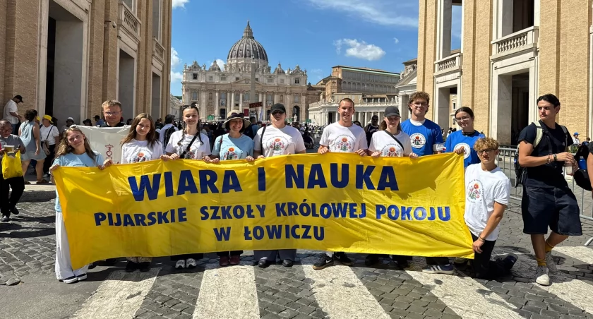 Uczniowie łowickiej pijarskiej uczestniczyli w kanonizacji Carlo Acutisa i Pier Giorgio Frassatiego (foto)