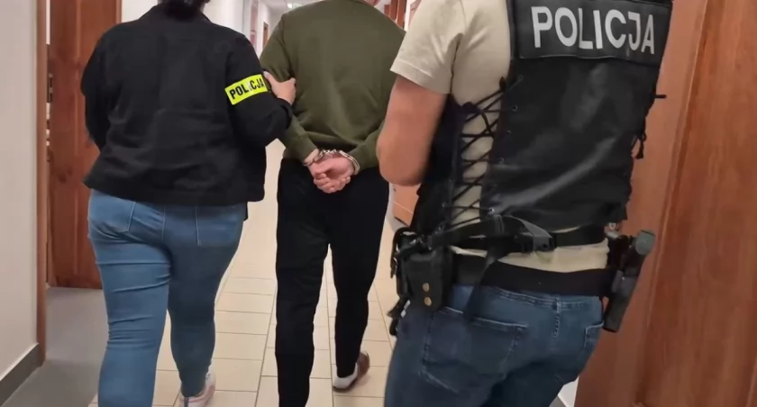 Napadli na turystę w Mikołajkach. Jeden z napastników był poszukiwany przez Sąd Rejonowy w Łowiczu (film)