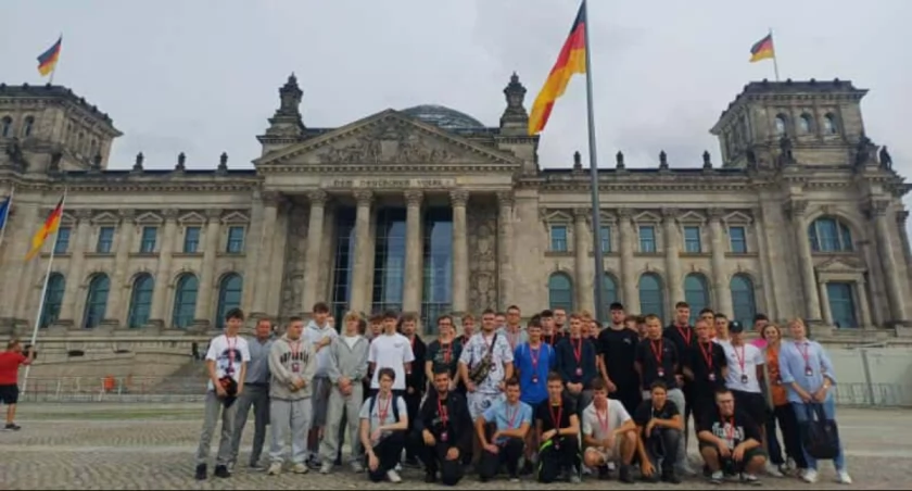 Od Bramy Brandenburskiej po podziemia MRU. Niezwykła wycieczka młodzieży z ZST (foto)
