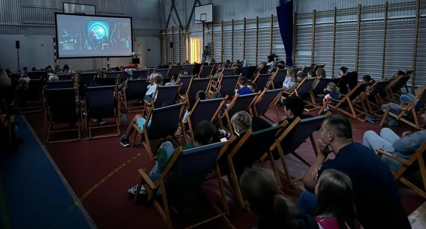 Kino pod chmurką na Bratkowicach. Familijny seans z darmowym popcornem