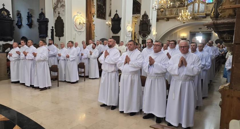 Promocja szafarzy nadzwyczajnych w łowickiej katedrze (foto)