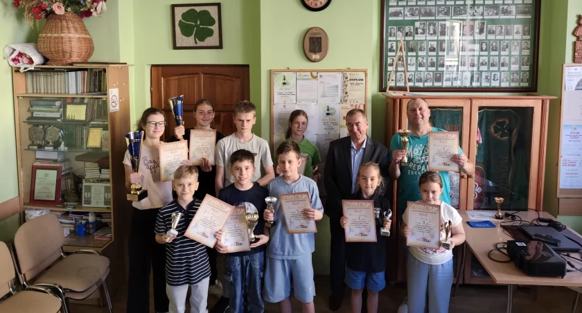 Udany weekend szachistów UKS Jedynka Łowicz – medale, puchary i debiuty (foto)