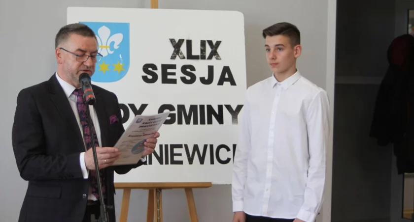 Nastoletni sportowiec i członek MDP w Domaniewicach pomógł mężczyźnie, który doznał ataku padaczki