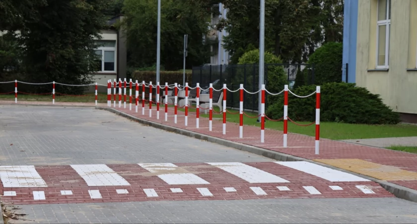 Łowicz. Droga przy Specjalnym Ośrodku i ZSP nr 3 prawie gotowa (foto)