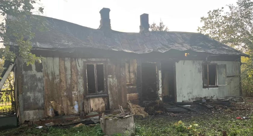 Pożar pustostanu pod Łowiczem. Strażacy trzy razy wyjeżdżali w to samo miejsce