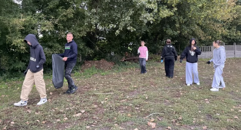 Ekologiczna lekcja odpowiedzialności. Uczniowie ZST porządkowali najbliższą okolicę (foto)