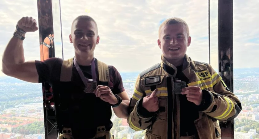 Druhowie z Dzierzgowa zdobyli Sky Tower. 49 pięter w pełnym umundurowaniu!