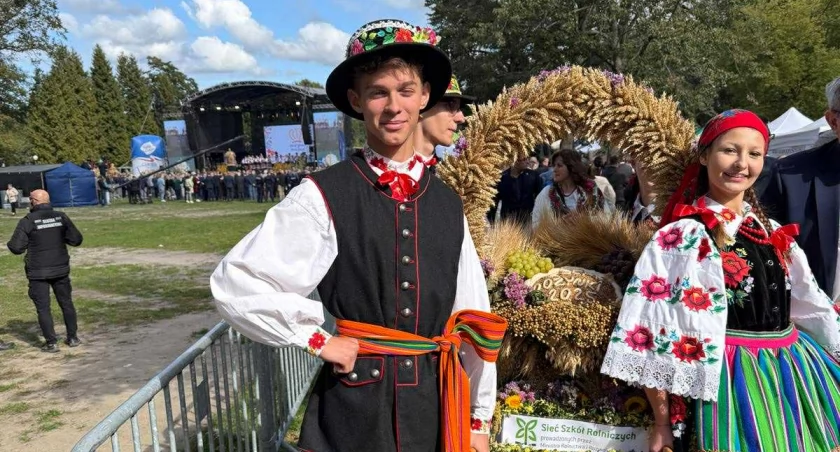 Młodzież ze Zduńskiej Dąbrowy w korowodzie dożynkowym w Spale (foto)