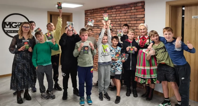 Kiernozia. Anna Staniszewska uczy młodzież tajników łowickiego rękodzieła (foto)
