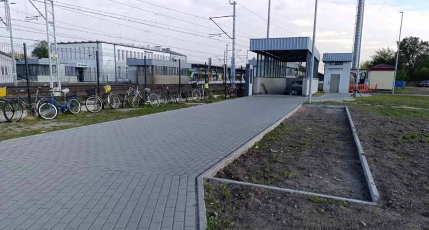 Nowa wiata i szyny dla rowerów przy dworcu Łowicz Główny! PKP reaguje na głosy mieszkańców (foto)