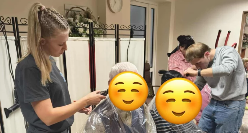 Pomagają, uczą się i inspirują. Młodzi fryzjerzy z ZST w Środowiskowym Domu Samopomocy (foto)