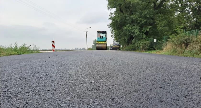 Modernizacja drogi Oszkowice–Piaski Bankowe wchodzi w kluczowy etap (foto)