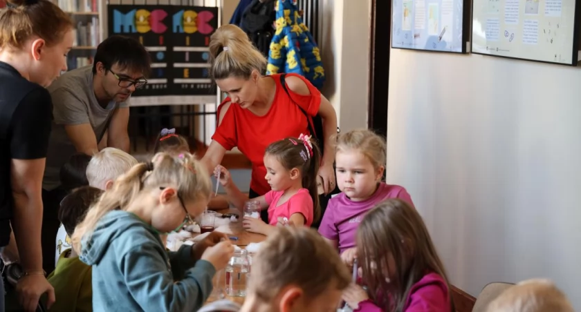 Jesienny wieczór pełen tajemnic. Powiatowa Biblioteka zaprasza na Noc Bibliotek