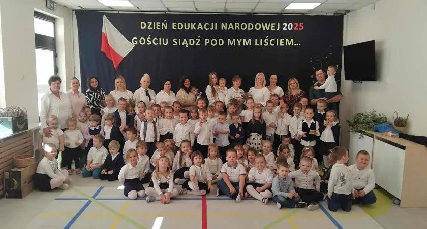Za trud, za uśmiech, za serce... Dzień Edukacji Narodowej w Kiernozi pełen wdzięczności i wzruszeń (foto)