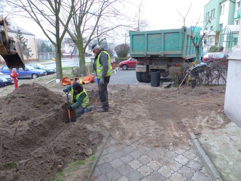 Wokół budynku Starostwa powstaje kanalizacja deszczowa
