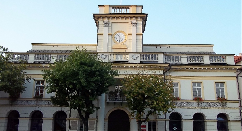 Władze Łowicza chcą odkupić mieszkanie ze stratą 100 tys. złotych