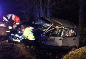 Wypadek pod Łowiczem, 49-latka trafiła do szpitala