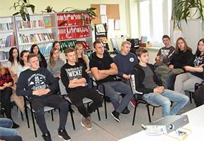 Młodzież II LO z wizytą w PUP i ZK