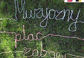 Maluchy wysłuchają koncertu bębniarzy