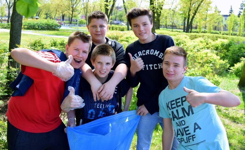 Gimnazjaliści i Rada Osiedla NM posprzątali łowickie Błonie 