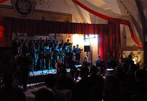 Koncert pieśni patriotycznych przy pełnej auli 
