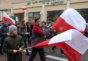 Niepodległościowy happening ulicami Łowicza