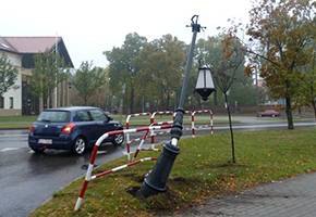 Uderzył w latarnię i barierki