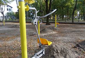 Trwa instalowanie plenerowych urządzeń fitness