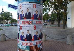 Kto rozwiesił plakaty wyborcze na miejskich słupach?