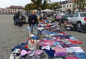 Nowy Rynek zamienił się w bazarek rzeczy używanych