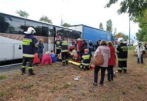 Zderzenie autobusu z tirem na trasie poznańskiej - VIDEO