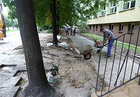 Ruszyła przebudowa chodnika przed Gimnazjum nr 1