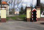 Wartownicza budka przypomina o byłych koszarach