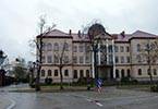 Do kogo należy budynek Mazowieckiej przy Alejkach Sienkiewicza?